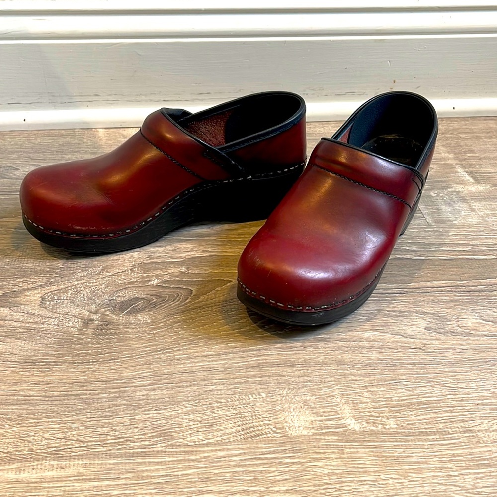 Burgundy Dansko clogs like new